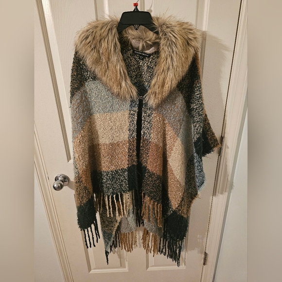 Boston Proper Plaid Faux Fur Fringe Poncho One Size - Picture 1 of 5